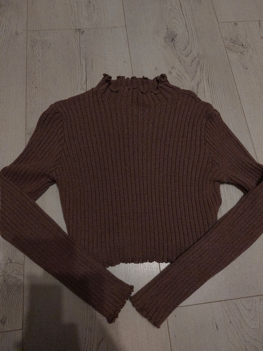 Sweterkowy crop top z golfem