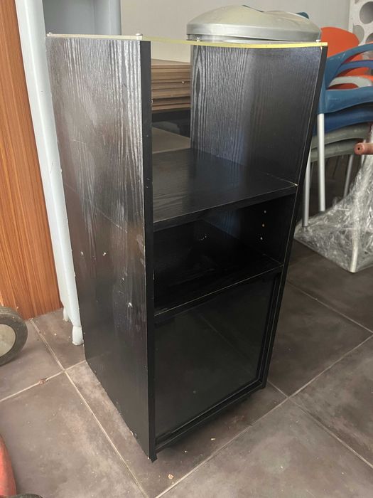 móvel escuro com porta vidro
