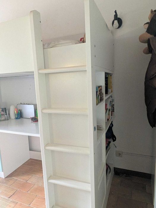 Cama alta com secretaria e arrumação branco IKEA