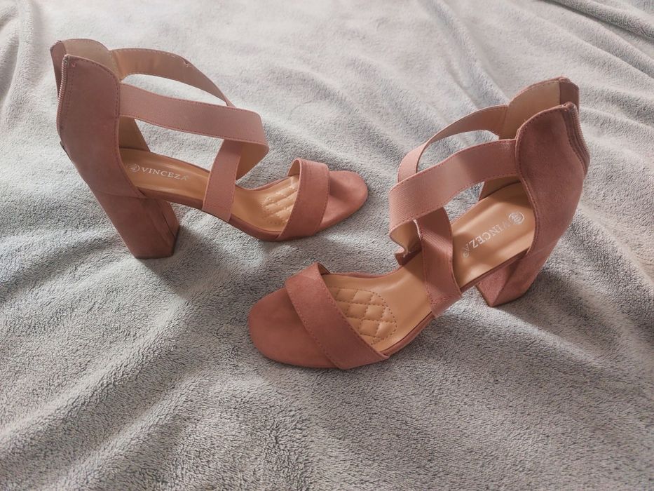 Sandały na obcasie słupku z gumkami