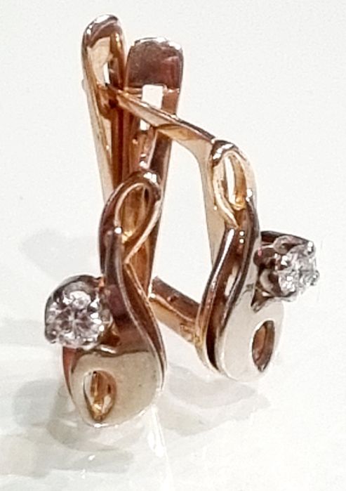 Золотые серьги с бриллиантами. ct 0,14