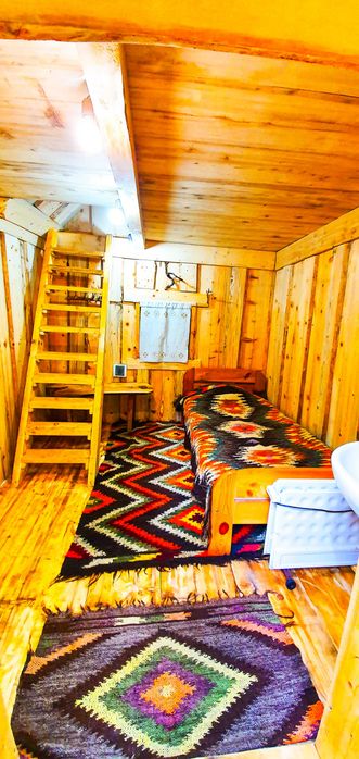 Здається  будиночок у лісі біля струмка. Подобово. Косівський район