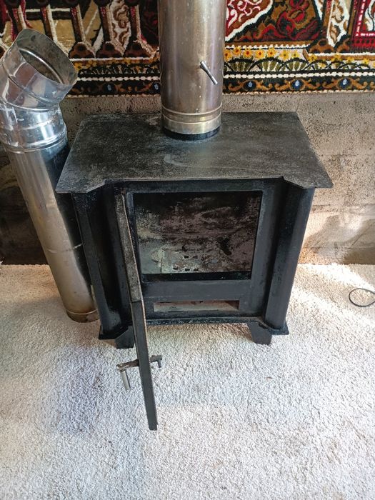 Salamandra a lenha em ferro fundido, rústica com tubos para  chaminé e