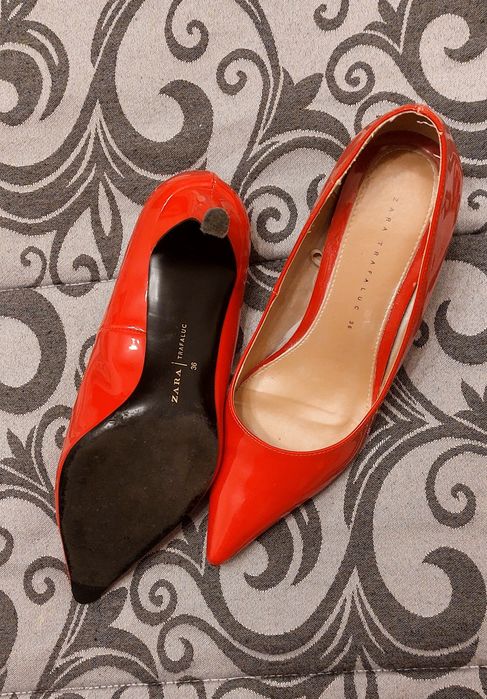 Sapato encarnado marca Zara