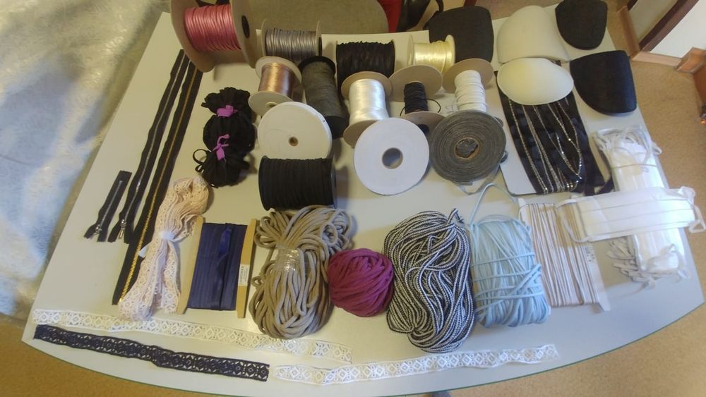 Zamki błysawiczne nici elastyczne wkłady barkowe napy tasiemki taśmy