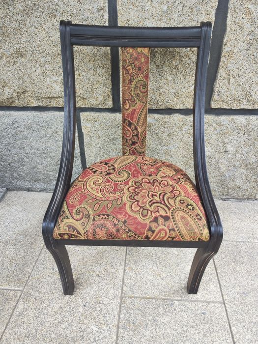 Cadeira em madeira maciça