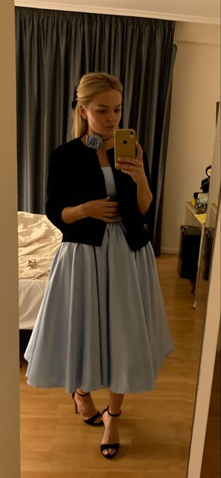 Сукня святкова  ніжно-голуба, на весілля , довжина міді…