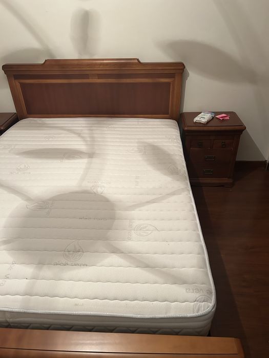 Cama, colchão e 2 mesas de cabeceira madeira maciça