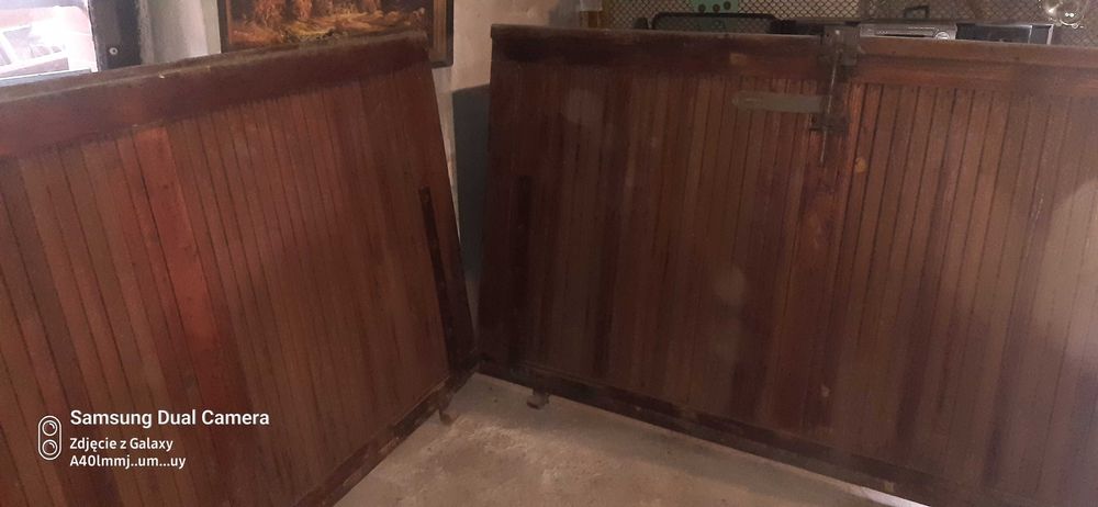 Sprzedam solidną bramę dwuskrzydłową drewnianą w bd. stanie.