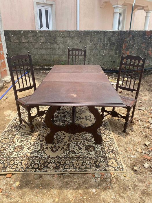 Conjunto Mesa e 8 Cadeiras Antigas