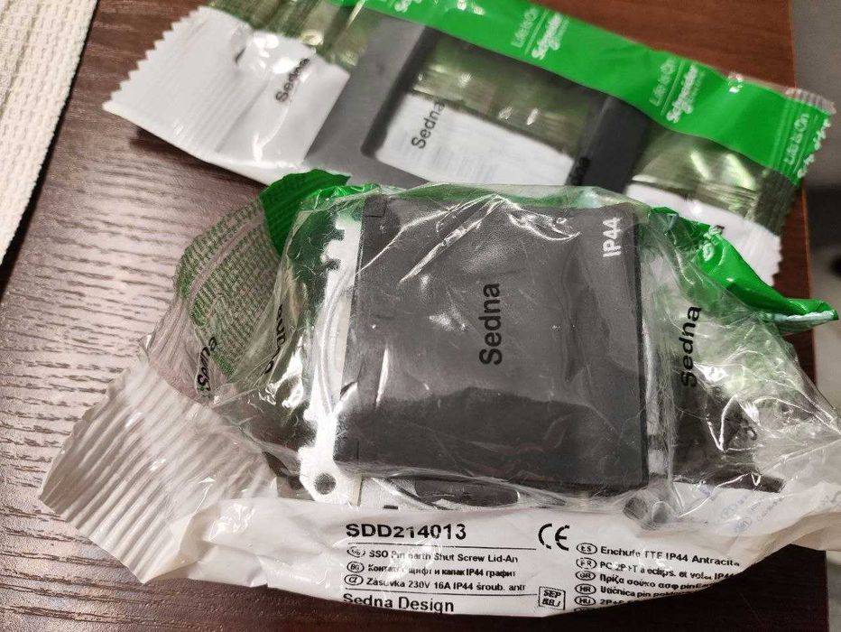 Gniazdo IP44 Schneider Sedna Design z ramką  - SDD214013+SDD314801