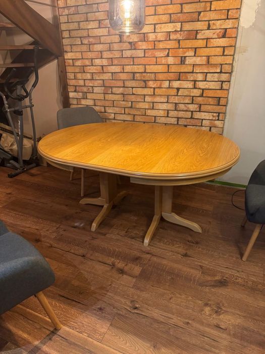 Sprzedam stół z pięcioma krzeslami 110/240cm dlugości