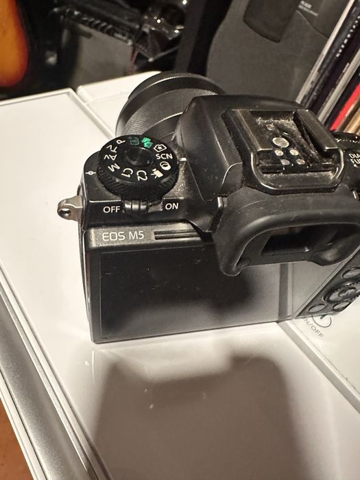 Câmera Canon EOS M5 + oje tiva 18-55mm