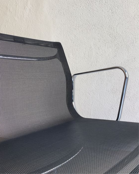 Cadeiras Eames EA 104 da Vitra