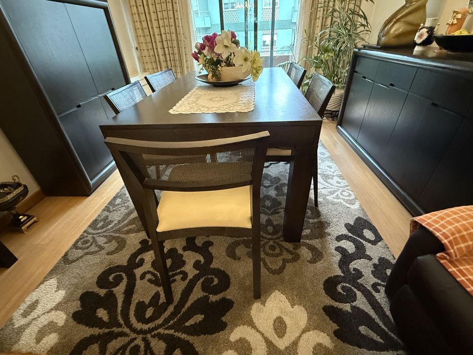 Mesa de refeições com porta talheres e 6 cadeiras