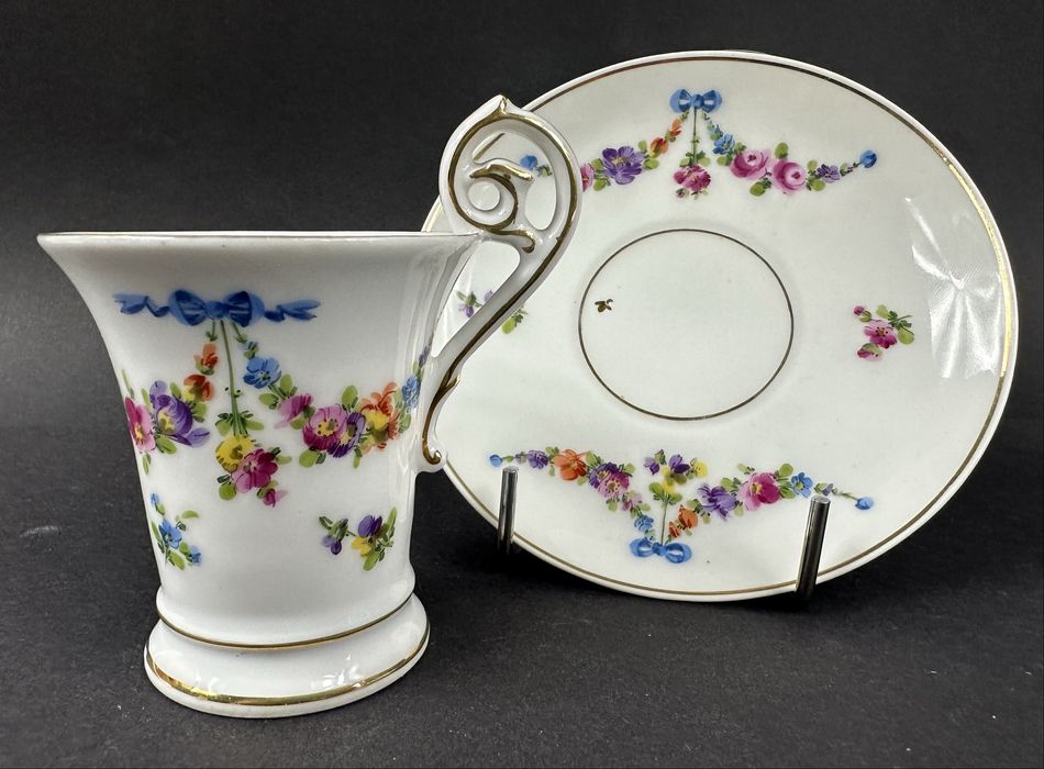 Miśnia (?) KPM (?) Filiżanka ze spodkiem w kwiaty i girlandy