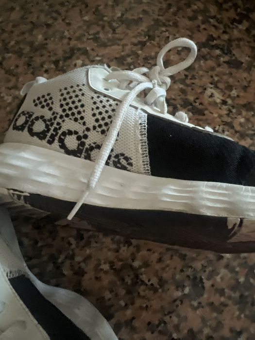 Tenis adidas pretos e branco
