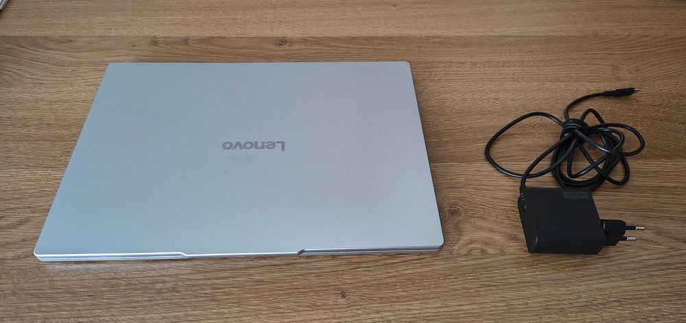 Portátil LENOVO slam 5