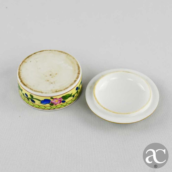 Caixa redonda em porcelana europeia, pintada à mão