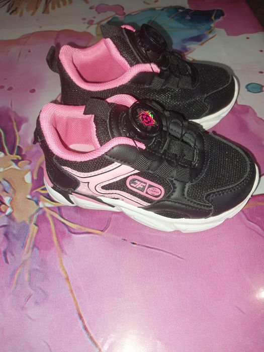 Кроссовки для девочки