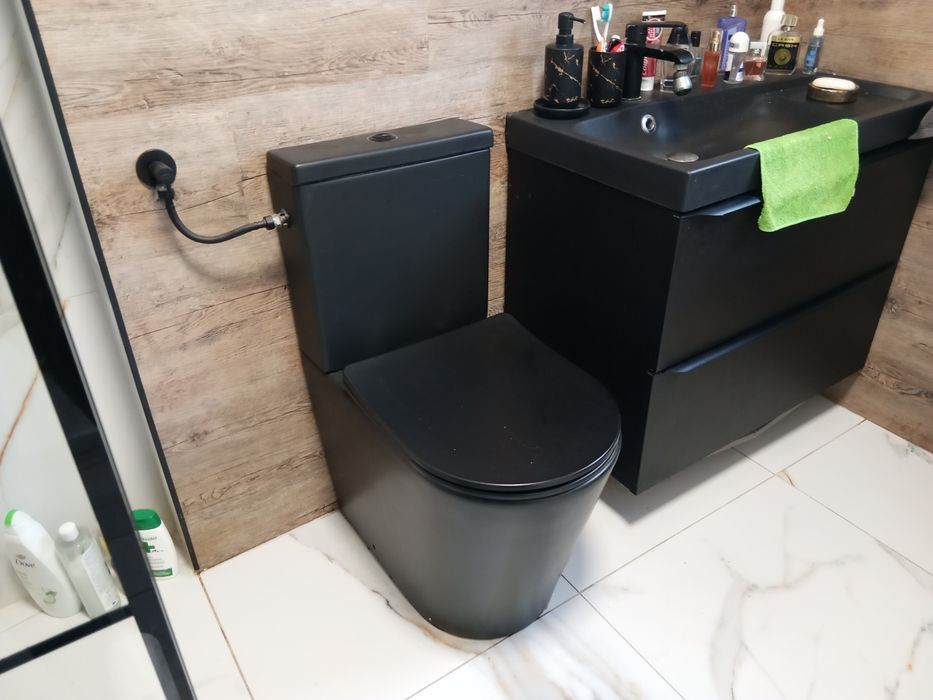 Toaleta czarna WC kompakt