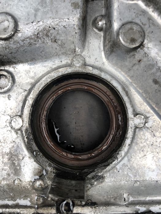 Передня кришка двигуна Мерседес 208-410