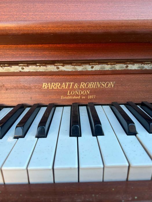 Piano vertical Barratt & Robinson – bom estado geral