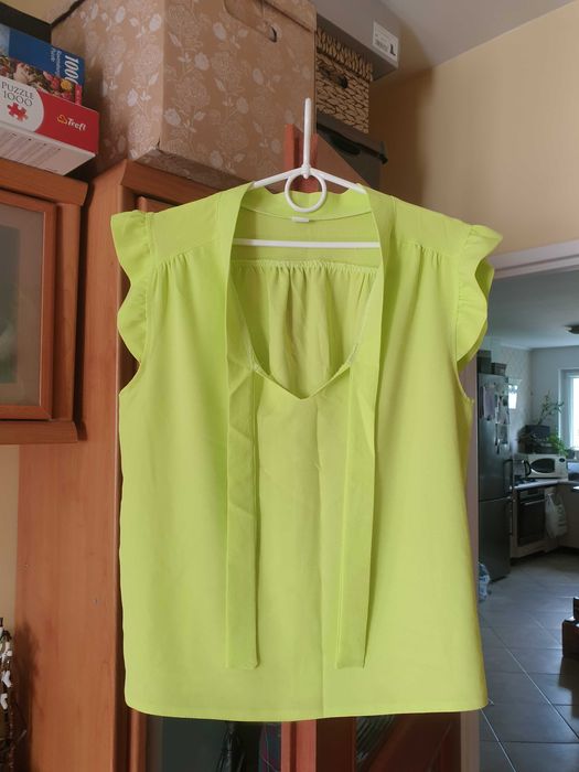 Limonkowa neonowa luźna bluzka z żabotem