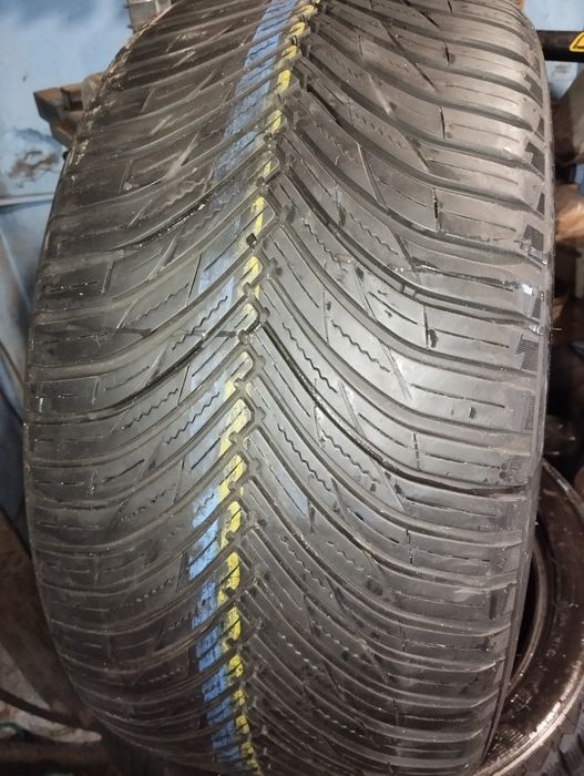 Одна всесезонна шина Maxxis 275/35/20