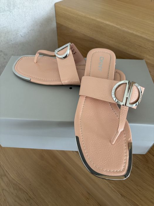 Nowe klapki DKNY