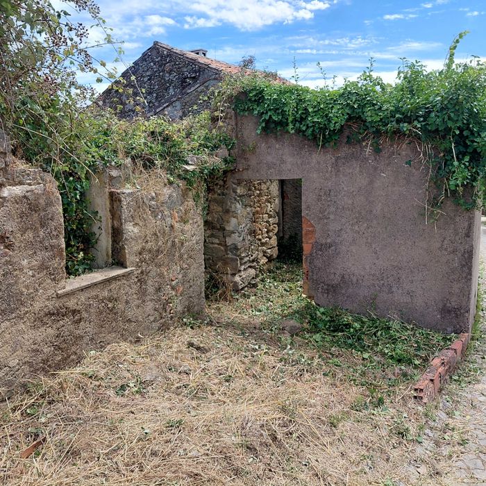 Terreno com casa ruinas. Arega