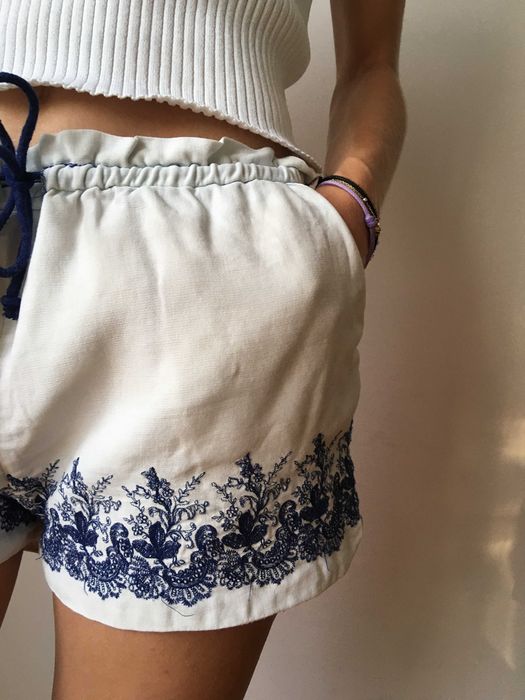 Białe spodenki szorty niebieski haft 40 L Bershka shorts krótkie
