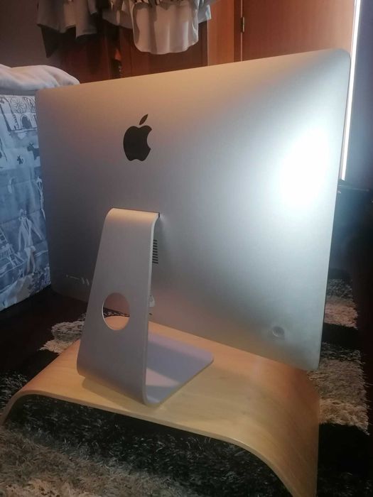 iMac 21.5” Retina 4K (2017) | i5 Quad-Core com Teclado e Suporte