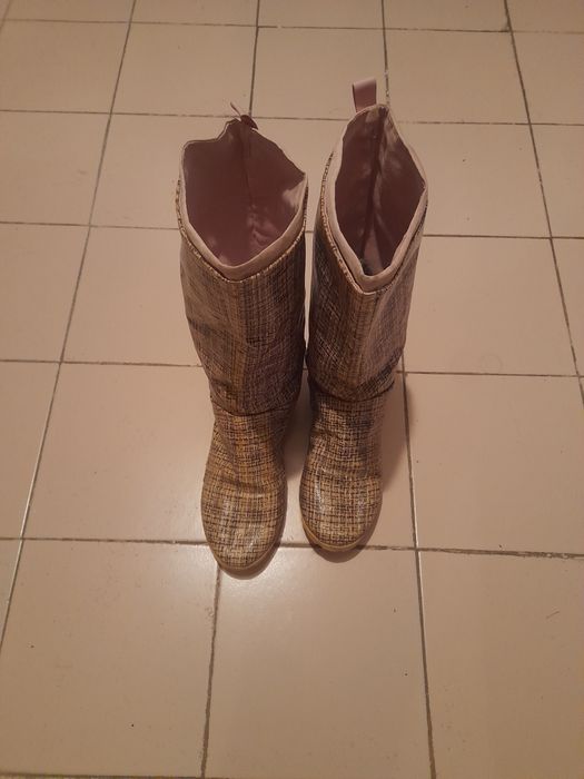 Galochas de senhora 37 forradas por dentro .