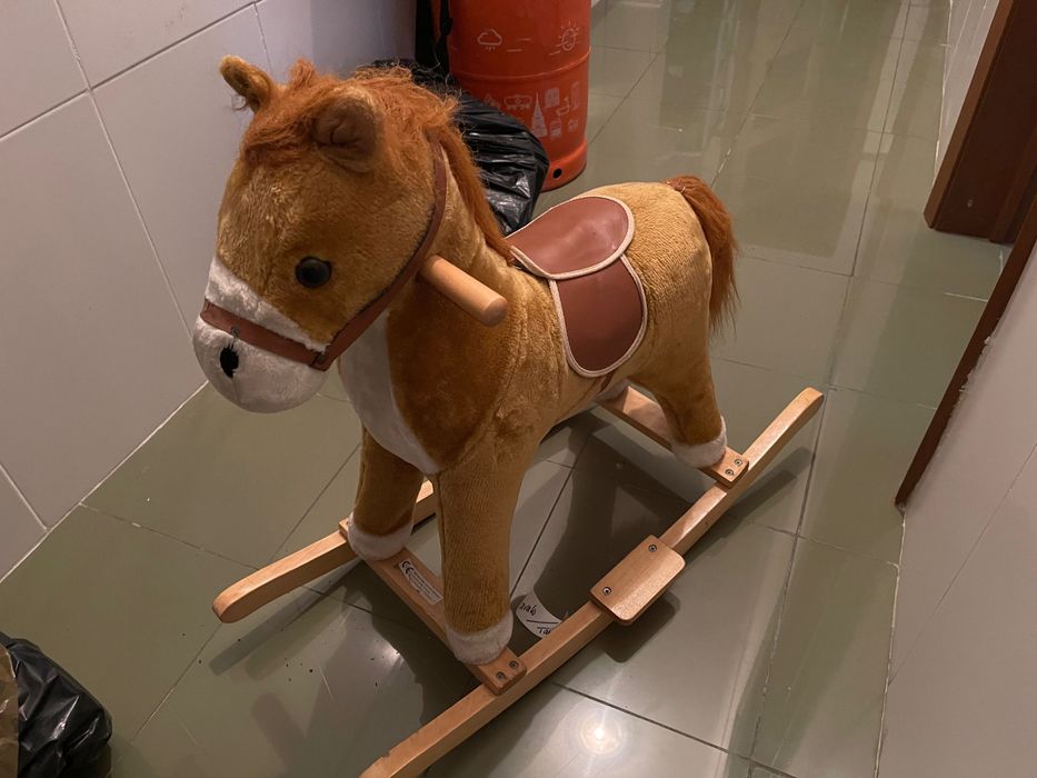Cavalinho de madeira criança
