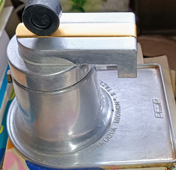 Cafeteira rara e antiga ferro fundido modelo Mignon Anos 60