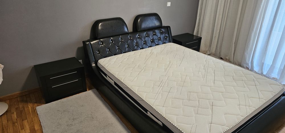 Cama com 2 mesas de cabeceira