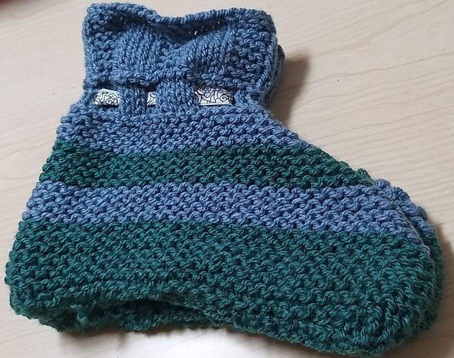 Botinhas em lã para os avós.