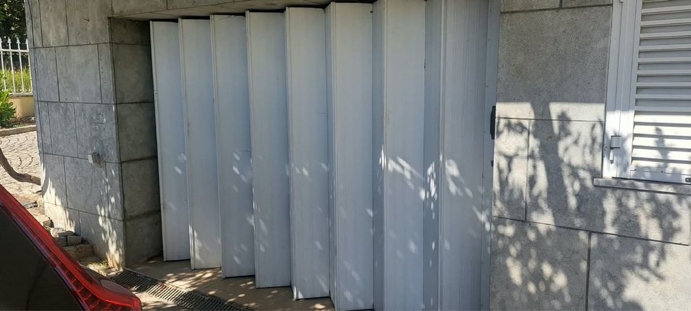 Vendo caixilharia e portas
