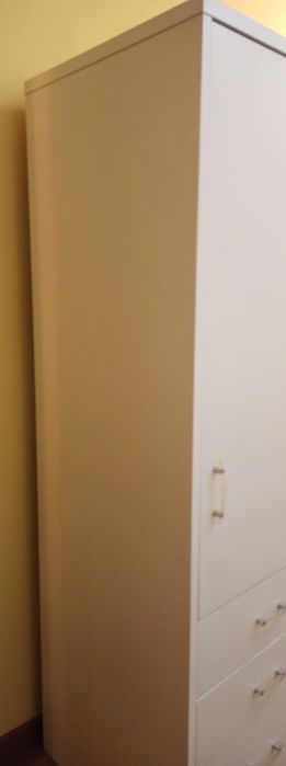 Roupeiro branco de 1 porta