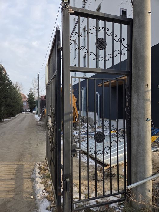 Brama wjazdowa dwuskrzydłowa z automatem , bardzo dobry stan.