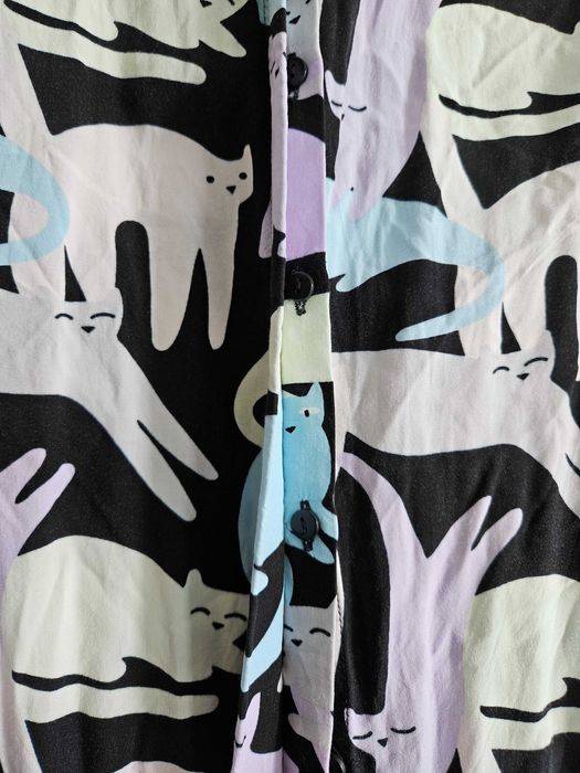 Czarna koszula w koty