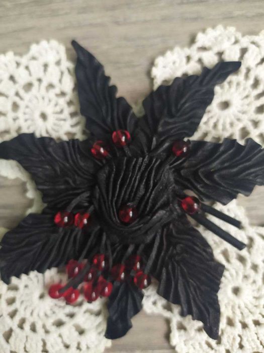 Брошь кожаная "Смородиновый лист"