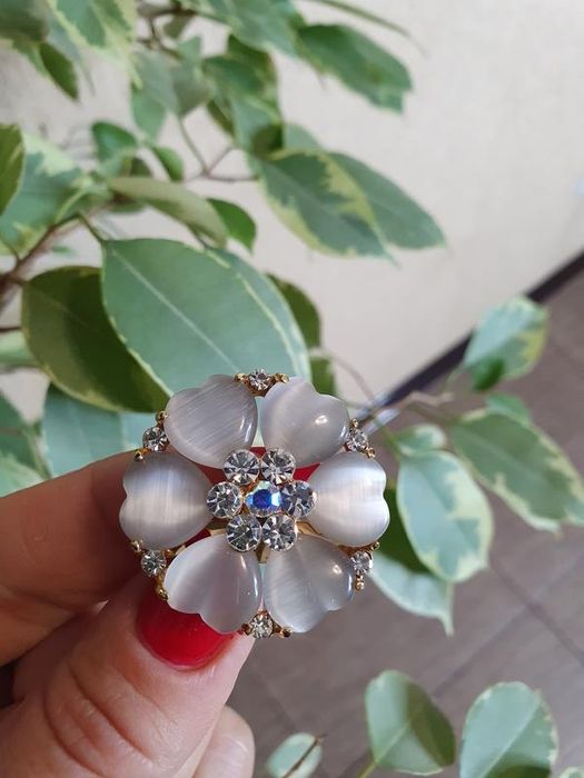 красива вінтажна золотиста брошка з перламутром і камінням Swarovski