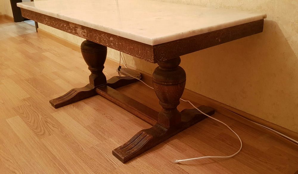 Журнальный столик с мраморной столешницей, в отличном состоянии