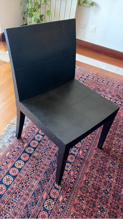 Mesa de jantar da loja Artefacto Brasil, em madeira macica e tampo de vidro. Preta.