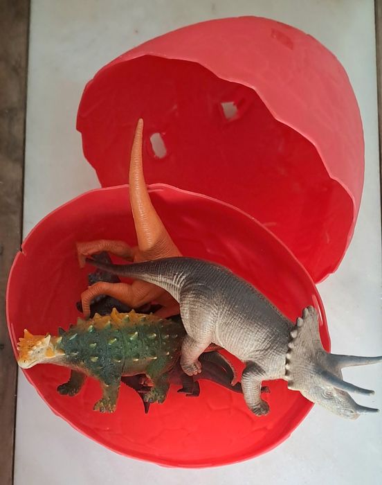 Ovo de Dinossauro com 6 diferentes Dinossauros