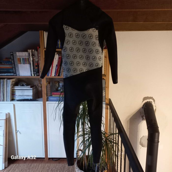 Fato de surf com muito pouco uso