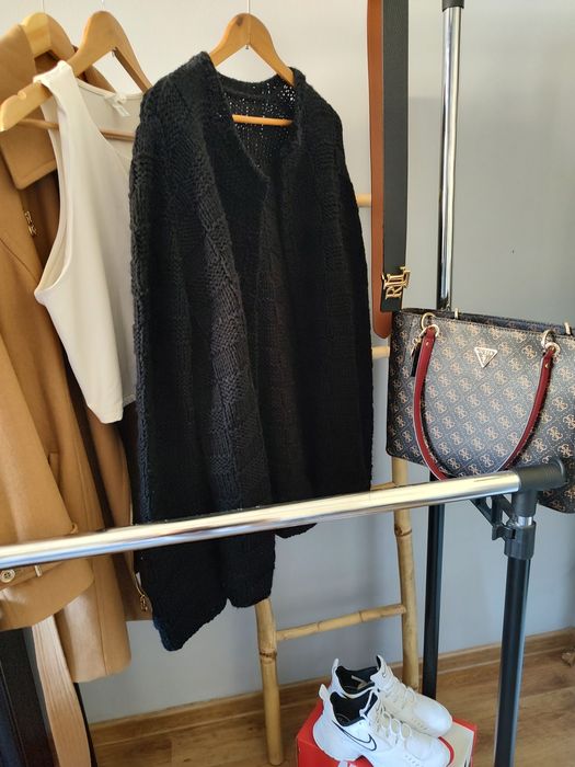 Czarny swetr dłuższy kardigan narzutka sweter