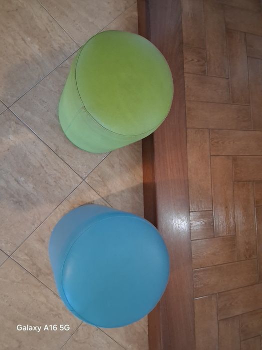 Pufes 1 verde outro azul